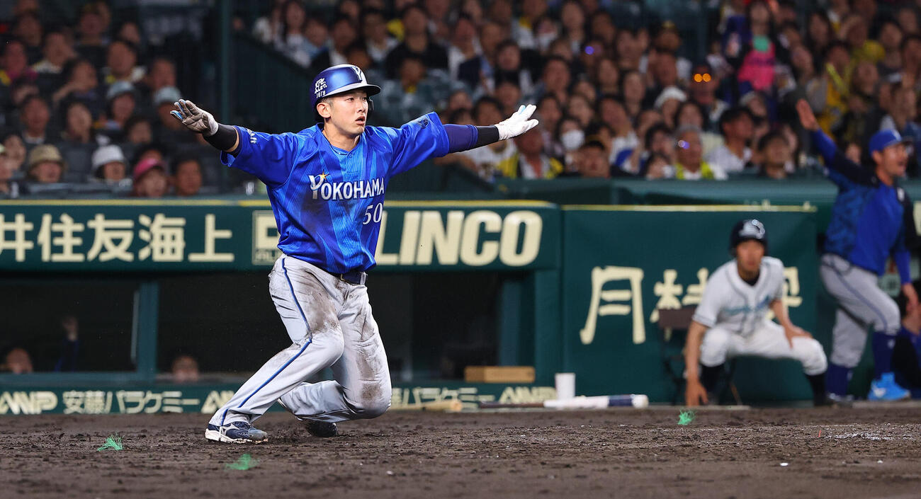 阪神対DeNA 4回表DeNA2死一、二塁、山本祐大は京田陽太の安打と福島圭音のファンブルで一塁から生還する（撮影・上田博志）