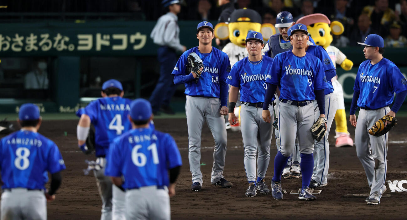 阪神対DeNA　阪神に勝利し笑顔でナインを迎える岩田将貴（中央）（撮影・加藤哉）