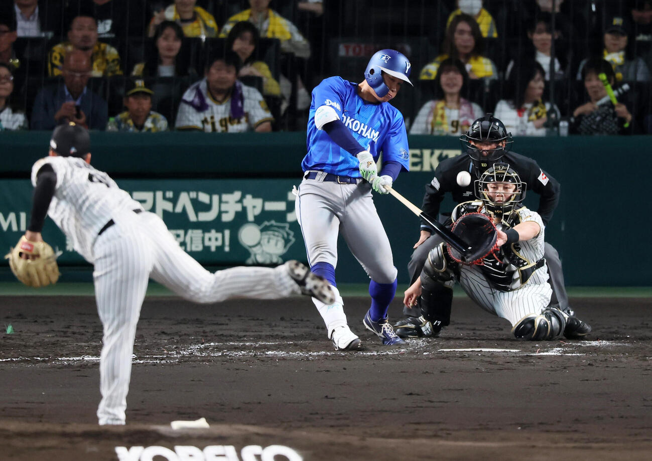 阪神対DeNA 4回表DeNA1死一、二塁、京田陽太は左前適時打を放つ。投手村上頌樹（撮影・加藤哉）