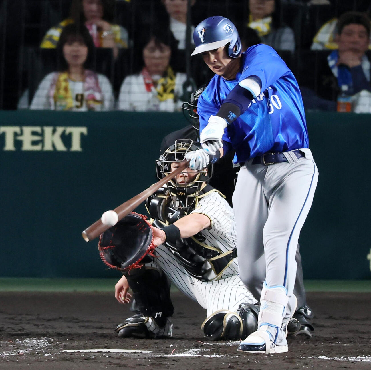 阪神対DeNA 4回表DeNA1死一塁、山本祐大は左前打を放つ（撮影・加藤哉）