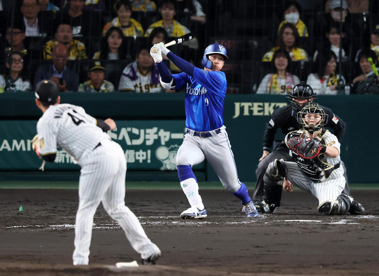阪神対DeNA 4回表DeNA1死一、二塁、京田陽太は左前適時打を放つ。投手村上頌樹（撮影・加藤哉）