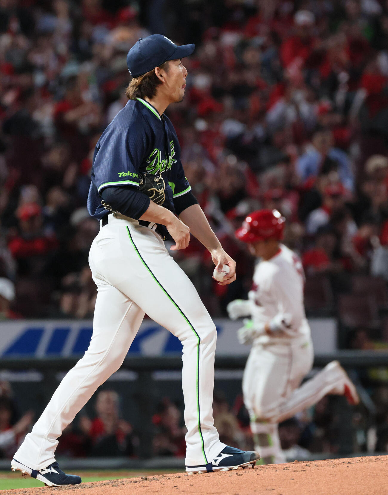 広島対ヤクルト　4回裏広島無死、坂倉将吾に右越え本塁打を浴びた高梨裕稔（撮影・加藤孝規）