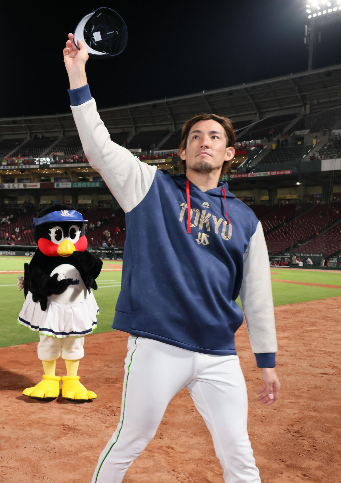 広島対ヤクルト　ファンの声援に応えるヤクルト高梨裕稔。左はつばみ（撮影・加藤孝規）