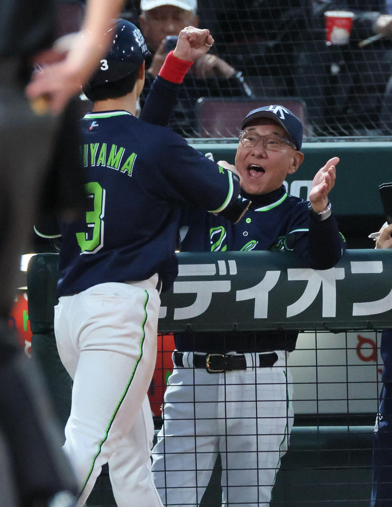 広島対ヤクルト　4回表ヤクルト1死一、三塁、高梨裕稔の右前適時打で生還した内山壮真を出迎えるのヤクルト池山隆寛監督（撮影・加藤孝規）