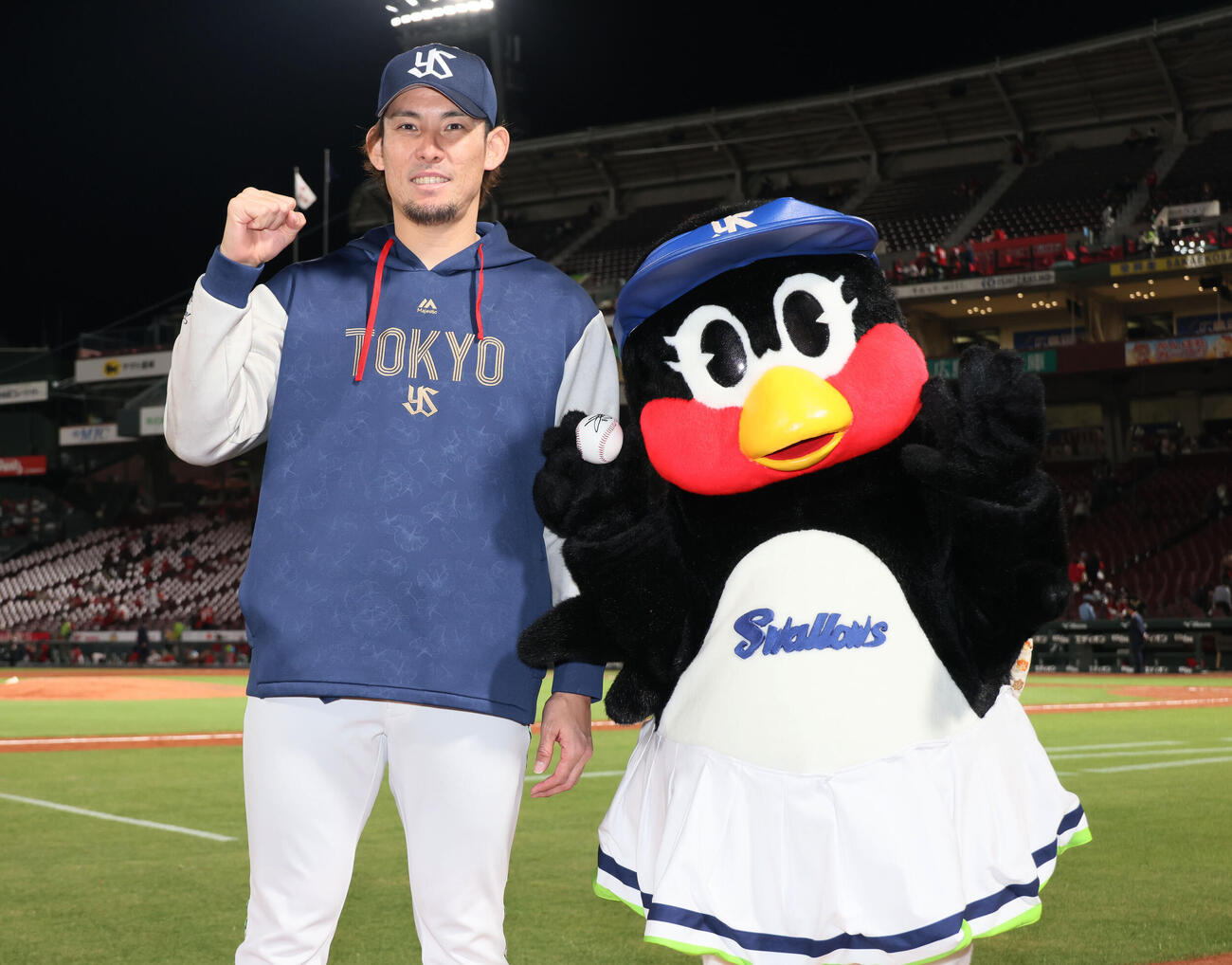広島対ヤクルト　つばみとポーズを決める高梨裕稔（撮影・加藤孝規）