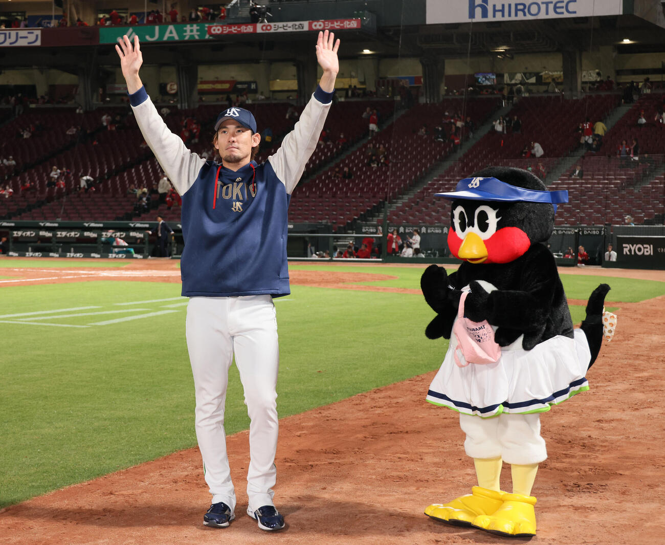 広島対ヤクルト　ファンの声援に応える高梨裕稔。右はつばみ（撮影・加藤孝規）