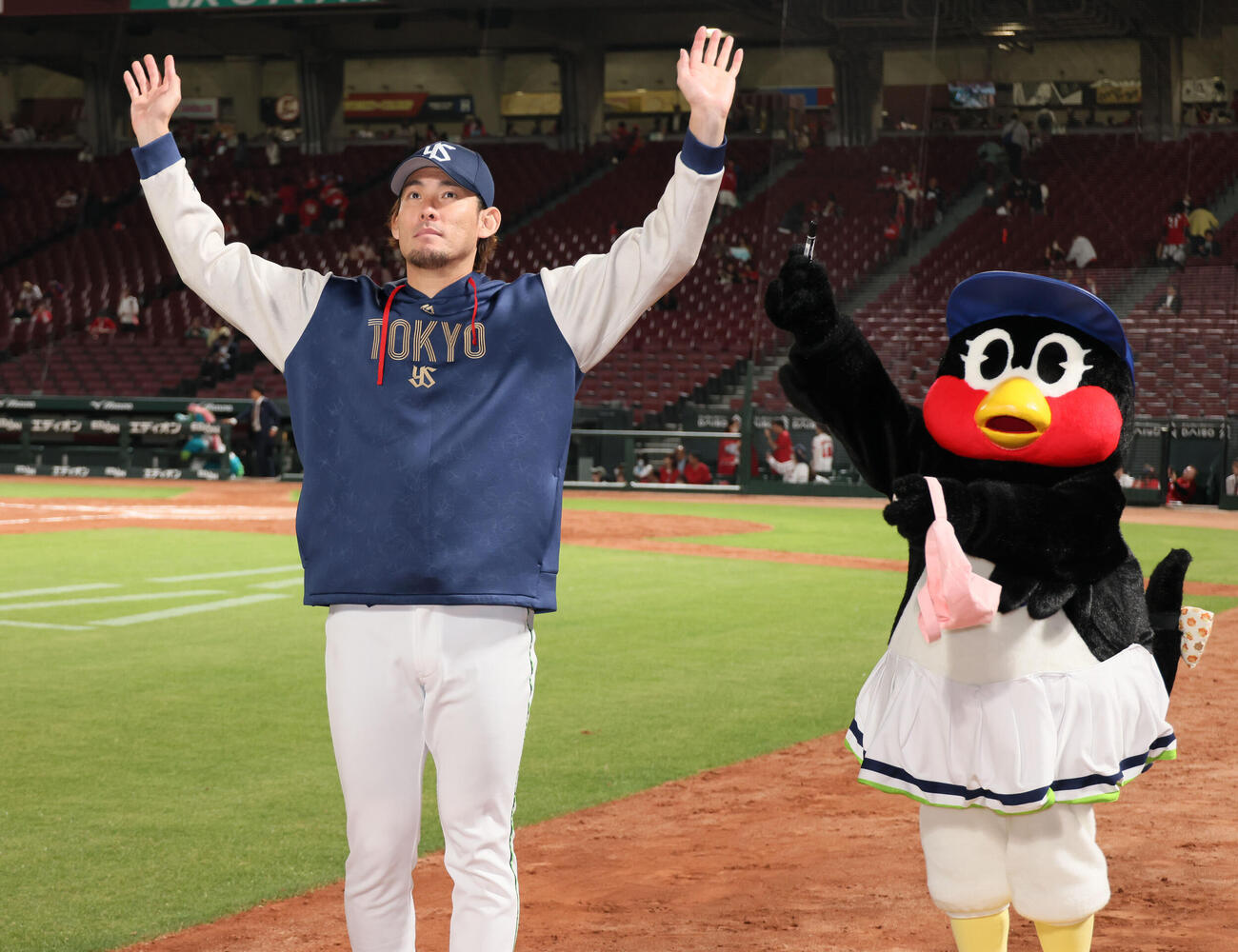 広島対ヤクルト　ファンの声援に応える高梨裕稔。右はつばみ（撮影・加藤孝規）