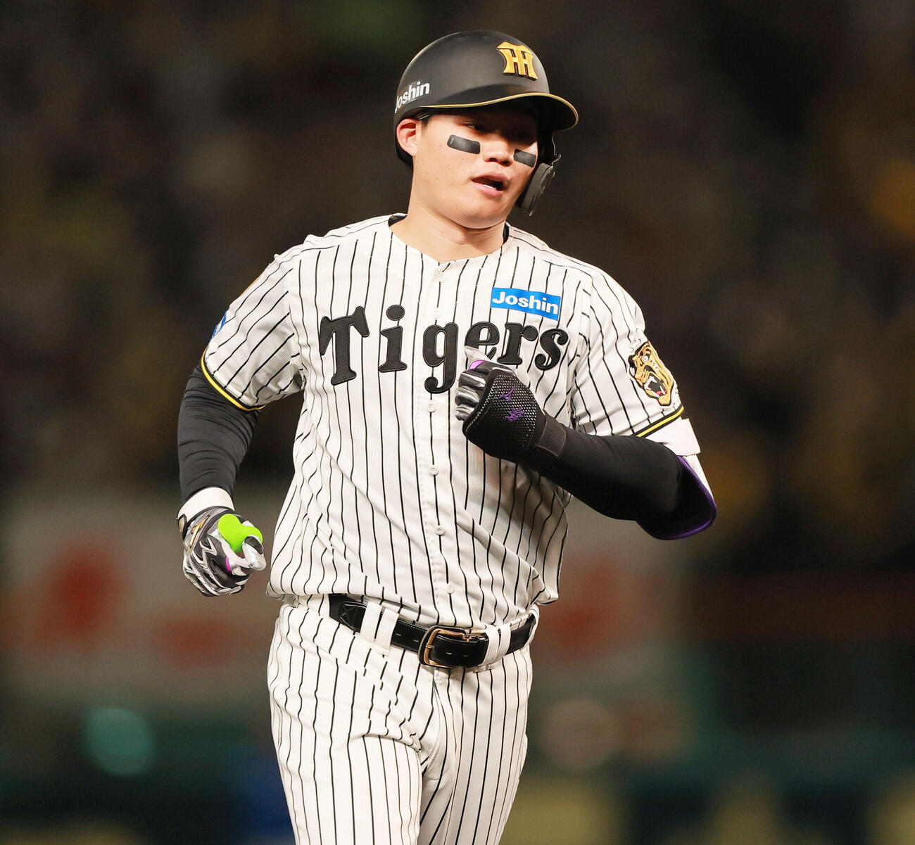 阪神対DeNA 6回裏阪神無死、森下翔太はソロ本塁打を放ちダイヤモンドを1周する（撮影・上山淳一）