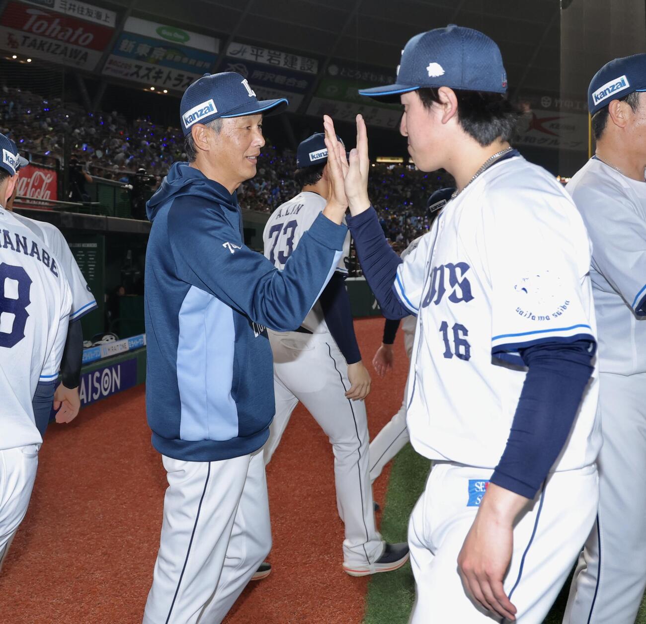 西武対楽天　楽天に勝利し、隅田知一郎（右）らナインを迎える西口文也監督（撮影・河田真司）