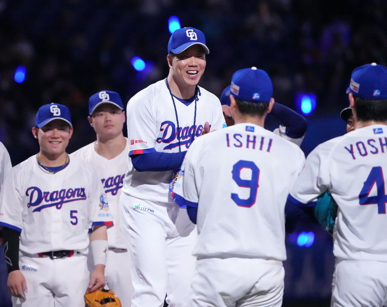 中日対巨人　試合終了、柳裕也は円陣中央でナインに話をする（撮影・森本幸一）