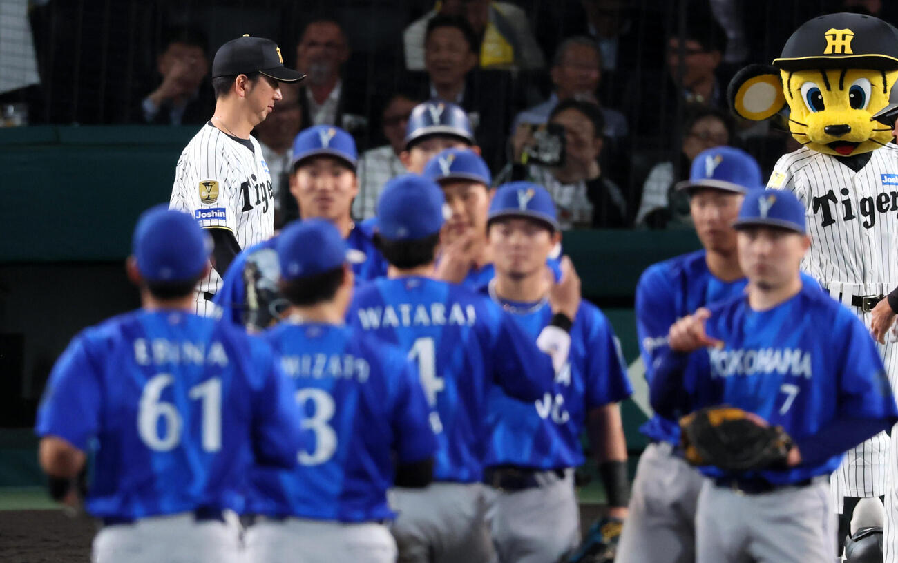 阪神対DeNA DeNAに敗れスタンドへのあいさつのためグラウンドへ出る阪神藤川球児監督（撮影・加藤哉）
