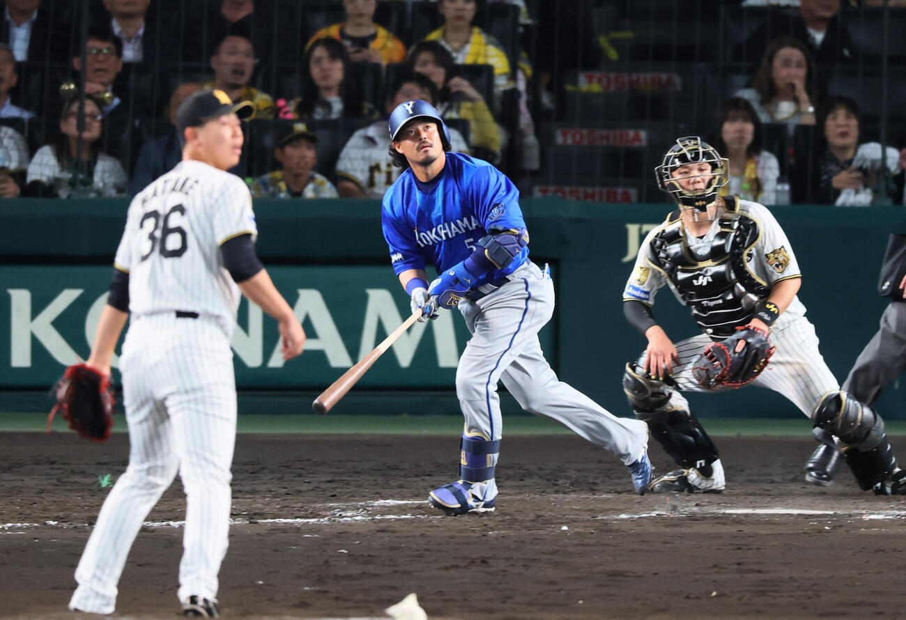 阪神対DeNA 9回表DeNA無死一、二塁、宮崎敏郎は左中間越え3点本塁打を放つ。投手畠世周（撮影・加藤哉）