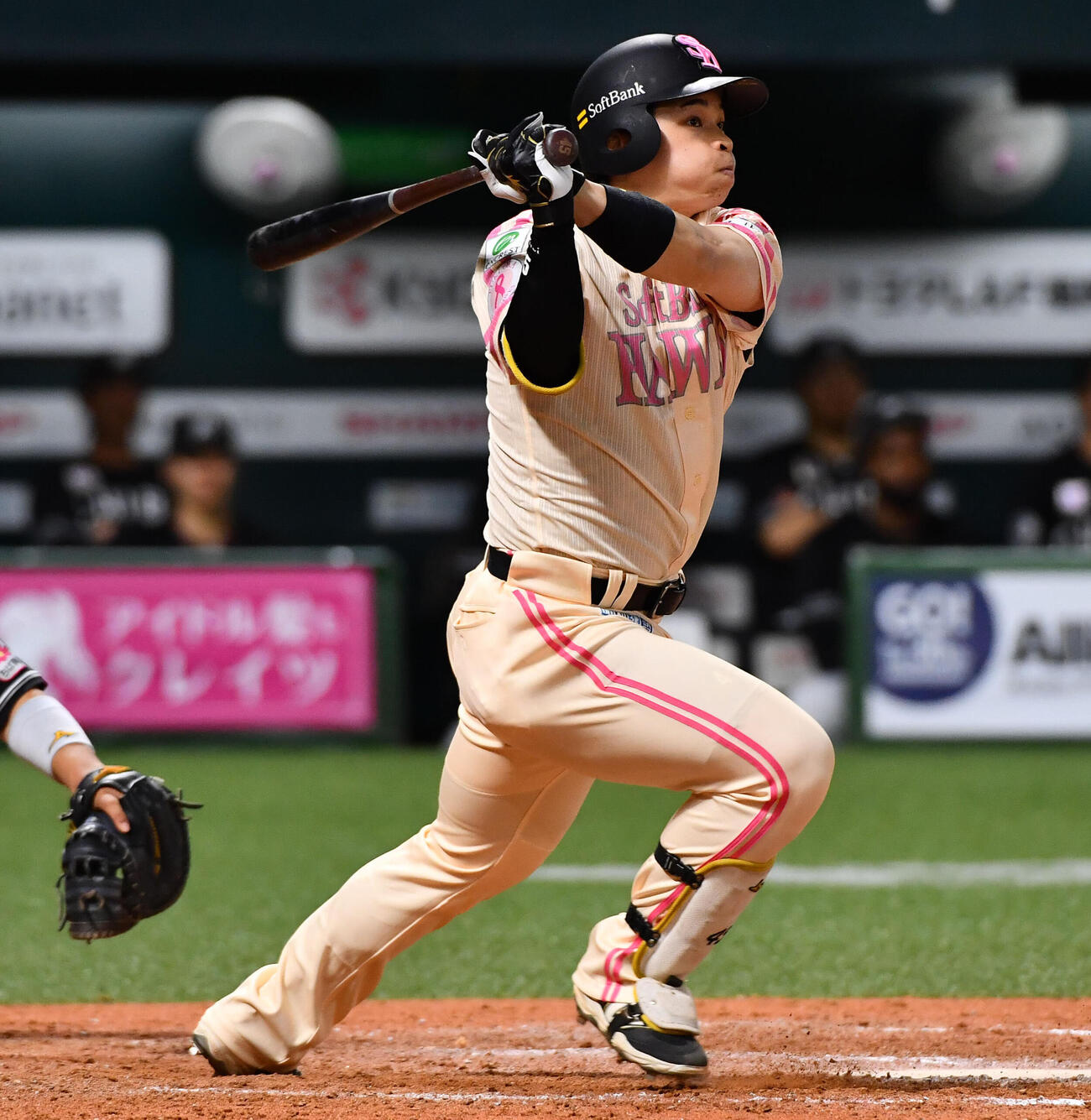 ソフトバンク対ロッテ　9回裏ソフトバンク2死二塁、谷川原健太は右翼へサヨナラ二塁打を放つ（撮影・岩下翔太）