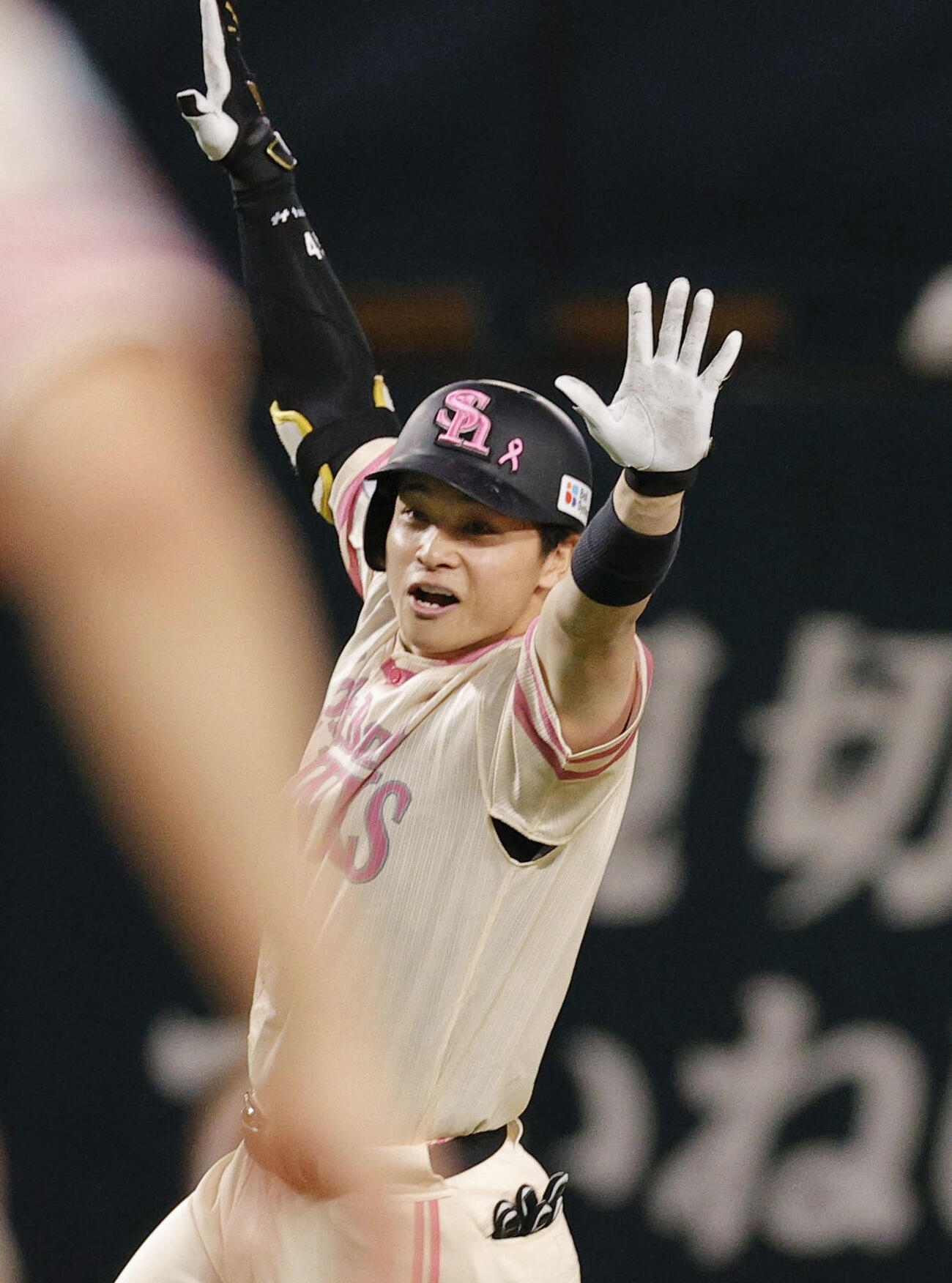 9回、サヨナラ二塁打を放ち喜ぶソフトバンク・谷川原＝みずほペイペイドーム（共同）