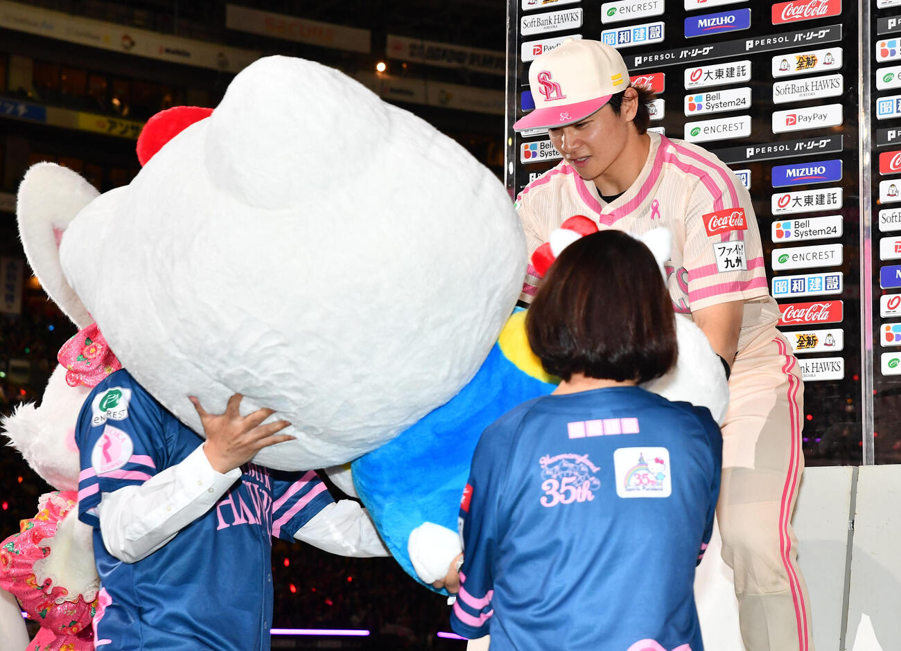 ソフトバンク対ロッテ　ロッテにサヨナラ勝利し、ヒーロー賞として巨大なハローキティのぬいぐるみを贈られる谷川原健太（撮影・岩下翔太）