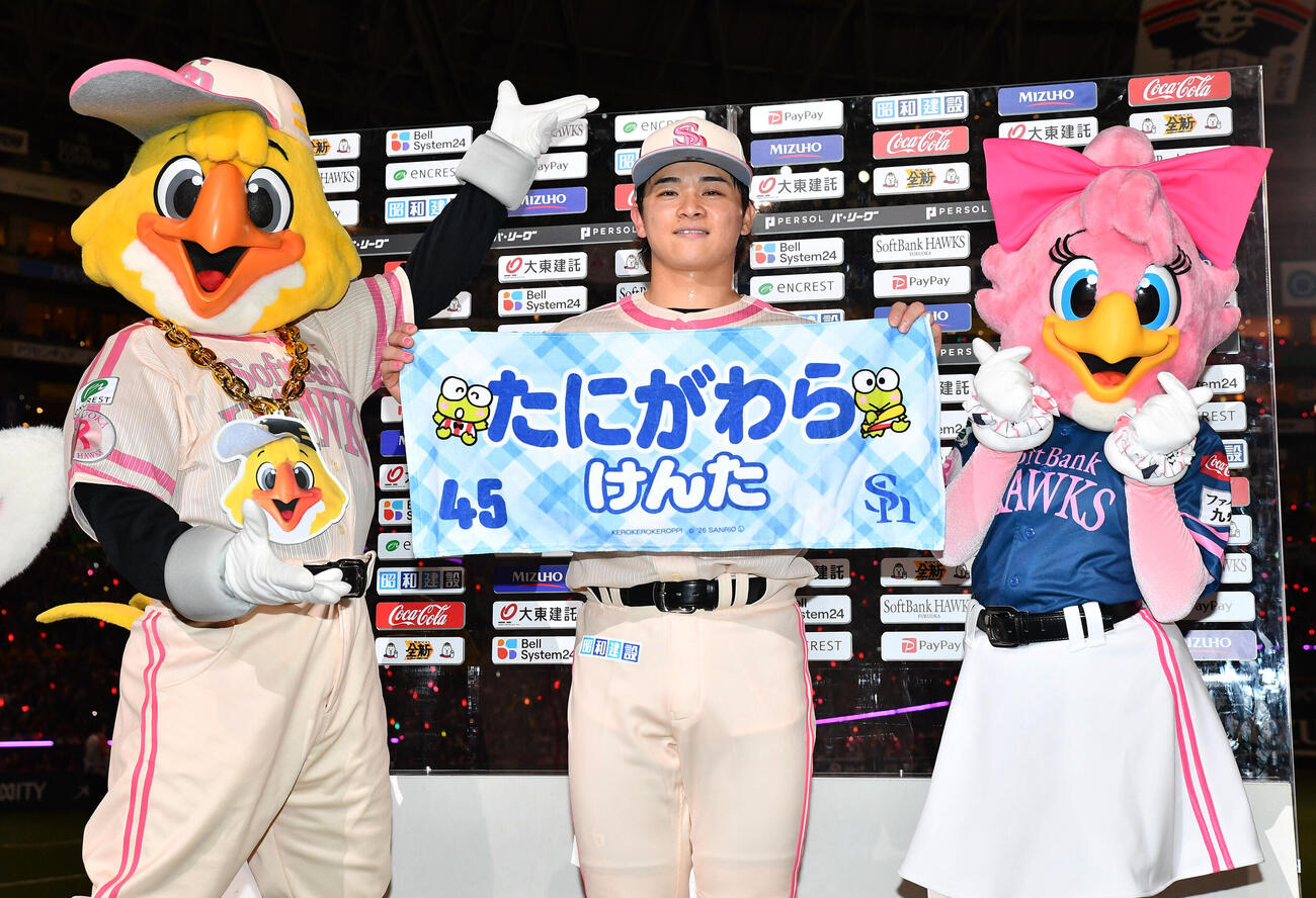 ソフトバンク対ロッテ　ロッテにサヨナラ勝ちし、ハリーホーク（左）、ハニーホーク（右）と写真に納まる谷川原健太（撮影・岩下翔太）