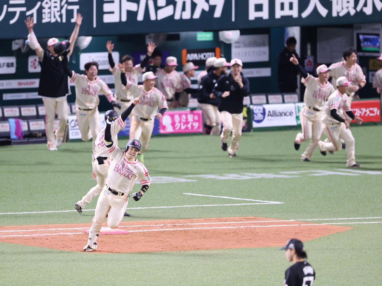 ソフトバンク対ロッテ　9回裏ソフトバンク2死二塁、谷川原健太は右越えにサヨナラとなる適時二塁打を放ち一塁を回ってガッツポーズ（撮影・梅根麻紀）