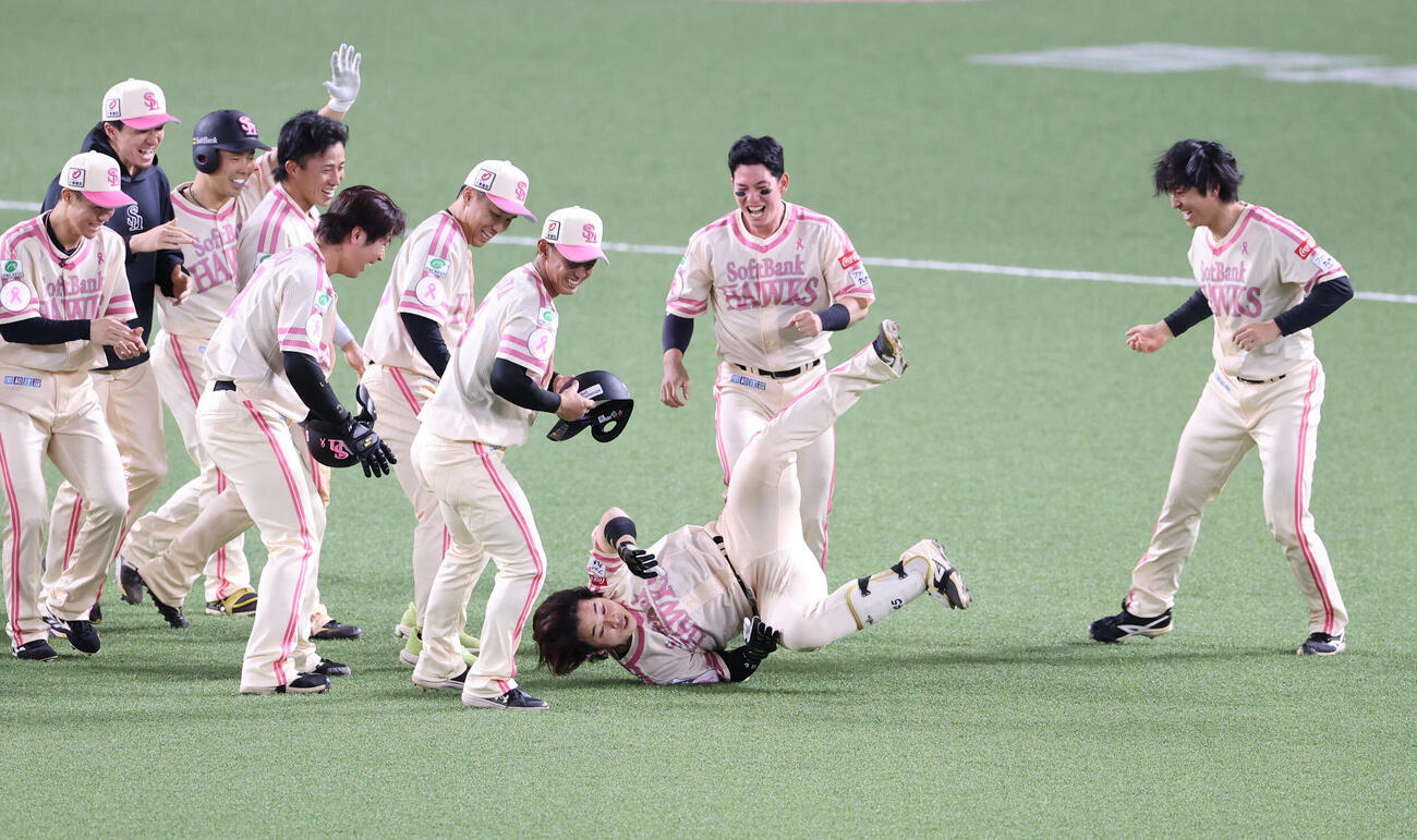 ソフトバンク対ロッテ　9回裏ソフトバンク2死二塁、谷川原健太は右越えサヨナラ適時二塁打を放ちナインに手荒い祝福を受ける（撮影・梅根麻紀）＝2026年5月8日