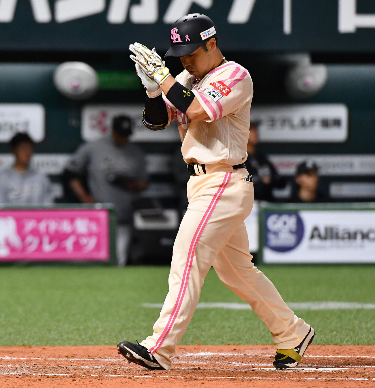 ソフトバンク対ロッテ　3回裏ソフトバンク2死一塁、先制の右越え2点本塁打を放ち、手をたたきながら生還する近藤健介（撮影・岩下翔太）
