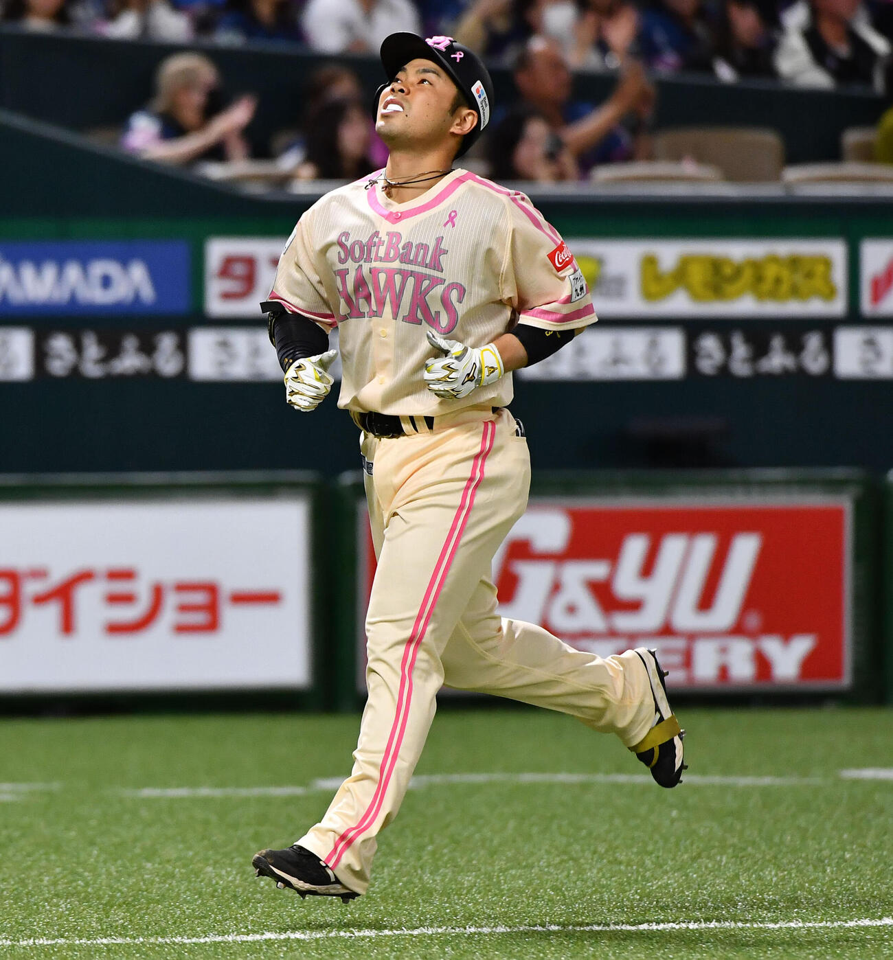 ソフトバンク対ロッテ　3回裏ソフトバンク2死一塁、先制の右越え2点本塁打を放った近藤健介は天を向きながらダイヤモンドを1周（撮影・岩下翔太）