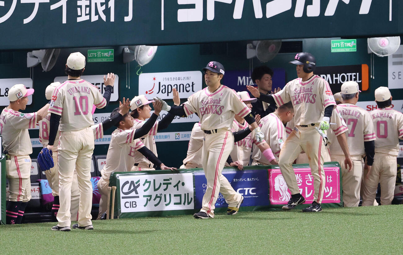 ソフトバンク対ロッテ　3回裏ソフトバンク2死一塁、近藤健介は右越えに先制2点本塁打を放ちベンチのナインとハイタッチ（撮影・梅根麻紀）＝2026年5月8日