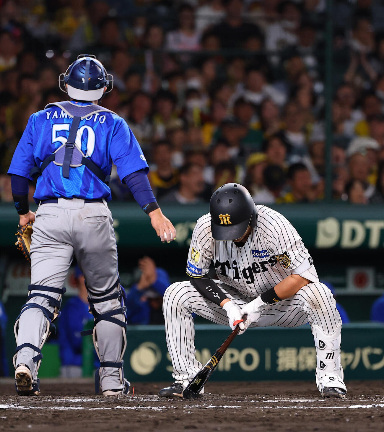 阪神対DeNA 6回裏阪神2死一、二塁、伏見寅威は三振に倒れる（撮影・上田博志）