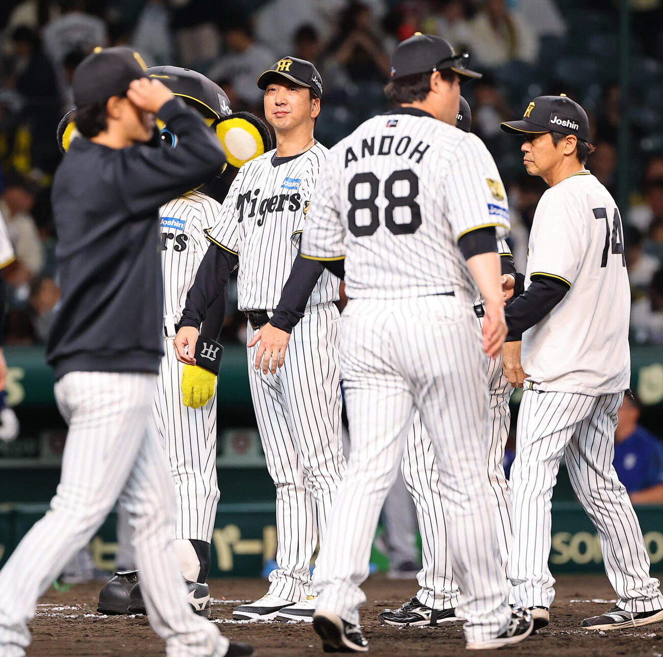 阪神対DeNA DeNAに敗れた藤川球児監督（中央）はファンへあいさつをする（撮影・上田博志）