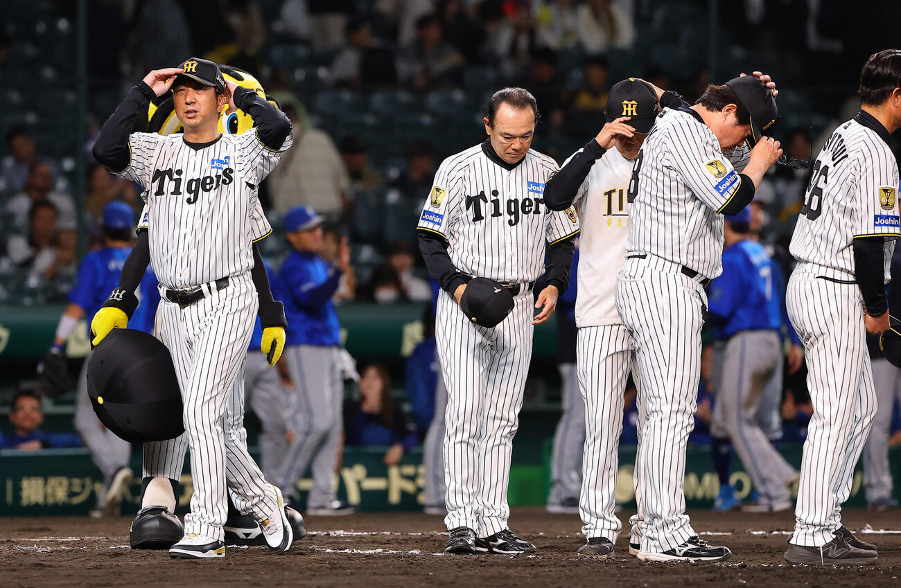 阪神対DeNA　あいさつを終えた藤川球児監督（左）はベンチへ引き揚げる（撮影・上田博志）