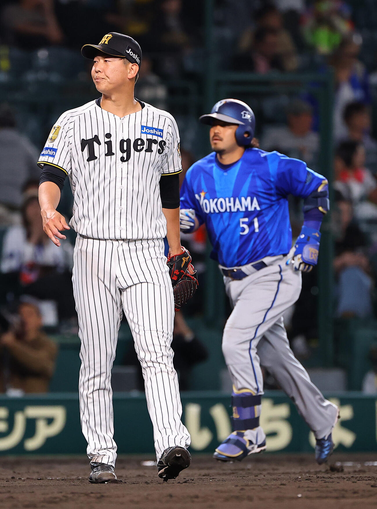 阪神対DeNA 9回表DeNA無死一、二塁、畠世周（左）は宮崎敏郎に3点本塁打を浴びる（撮影・上田博志）