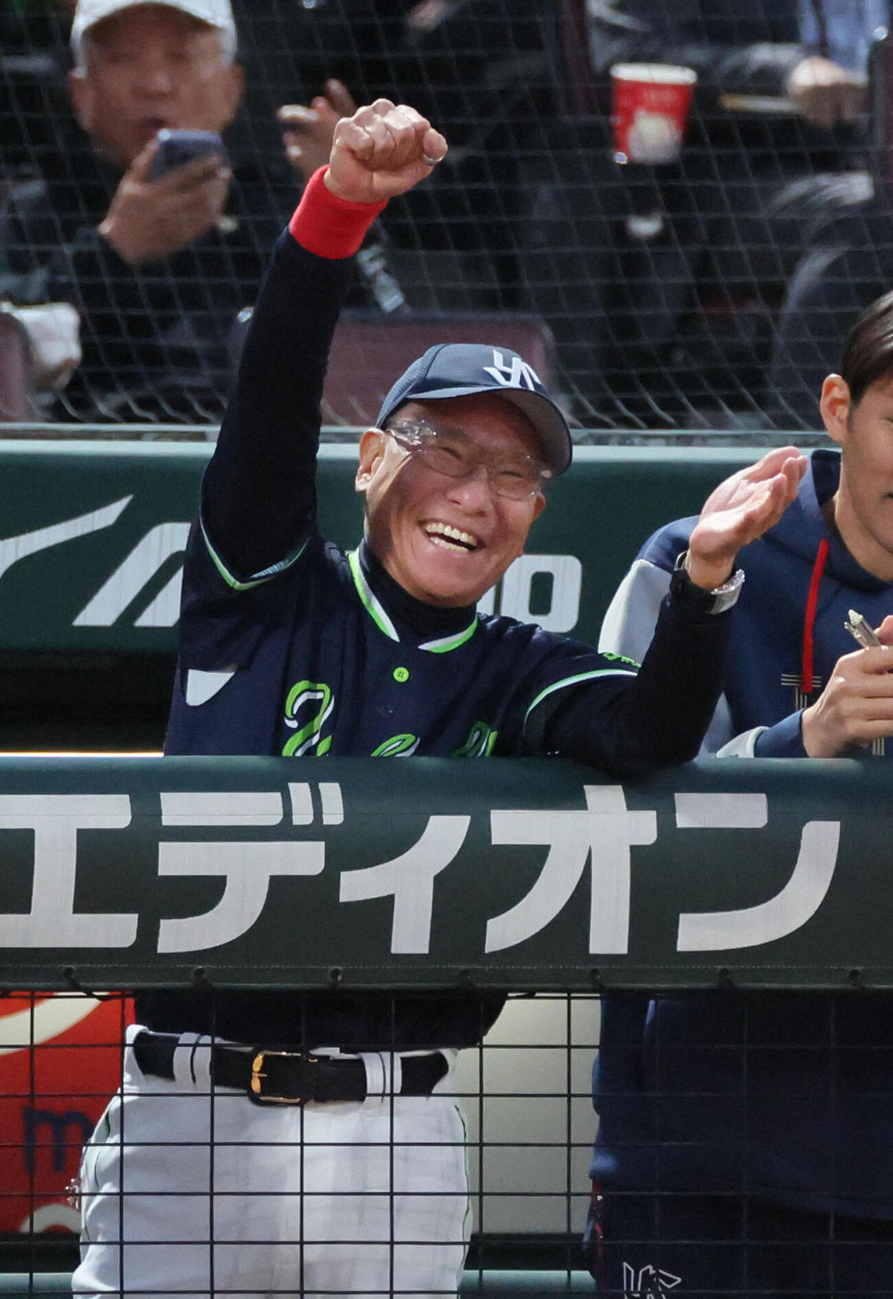 広島対ヤクルト　4回表ヤクルト1死一、三塁、高梨裕稔の右前適時打に大喜びのヤクルト池山隆寛監督（撮影・加藤孝規）