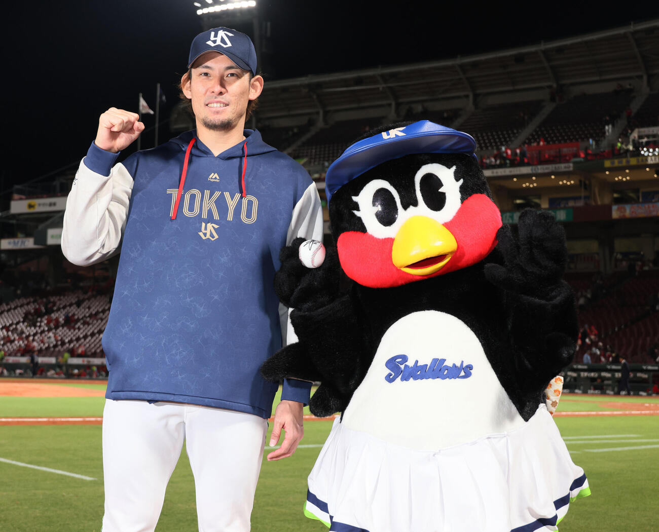 広島対ヤクルト　つばみとポーズを決める高梨裕稔（撮影・加藤孝規）