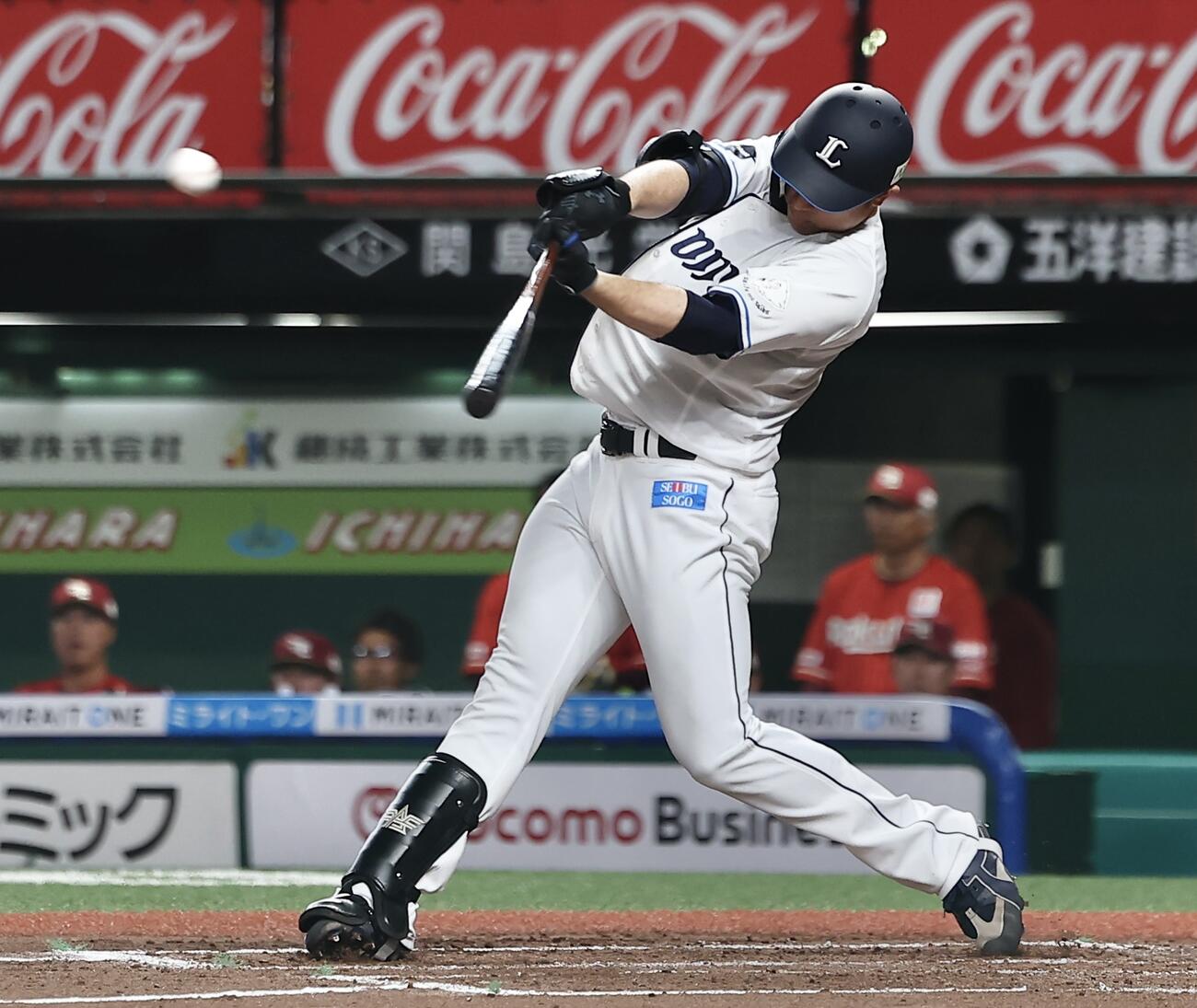 西武対楽天　6回裏西武1死一、二塁、先制2点適時二塁打を放つ林安可（撮影・河田真司）
