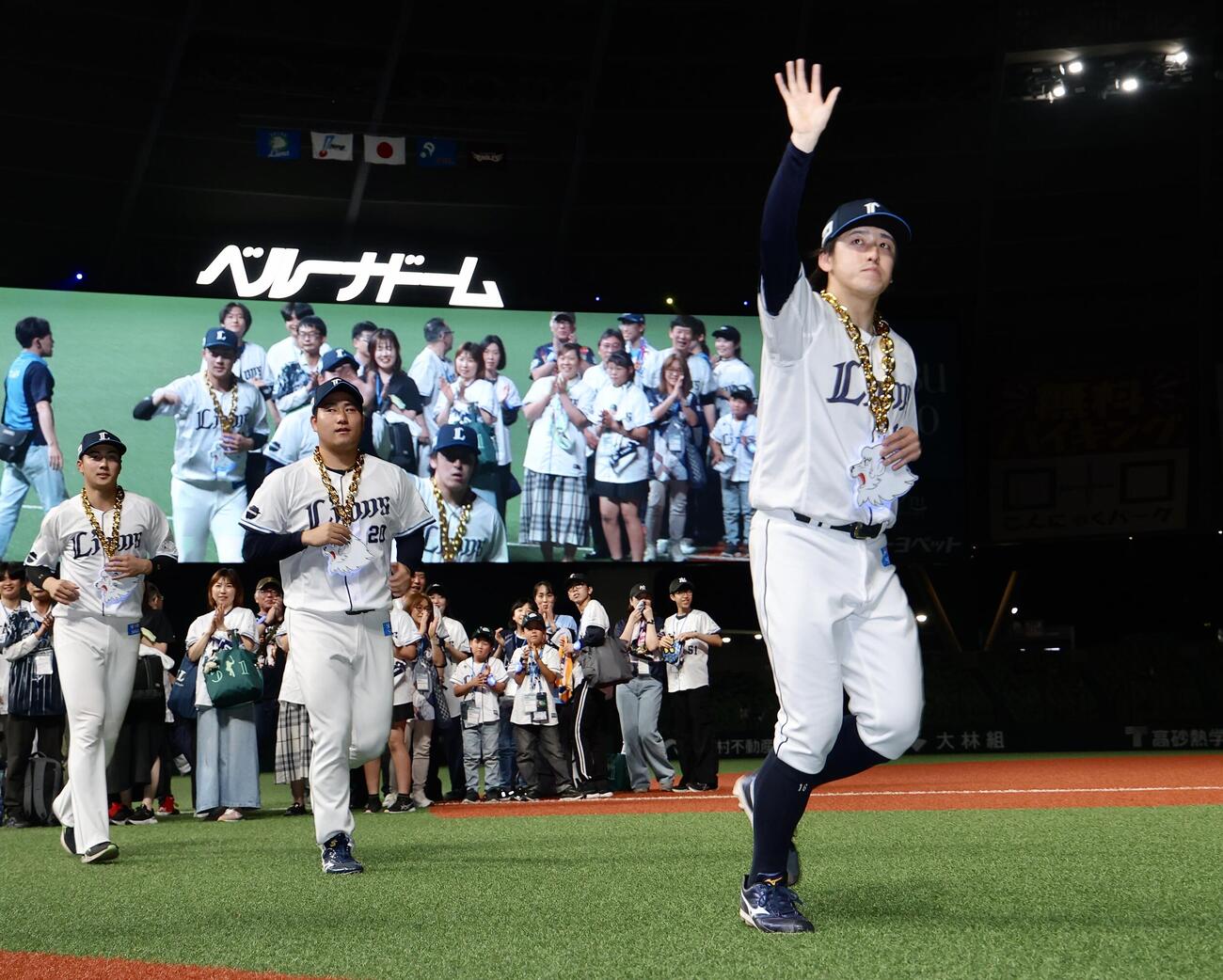 西武対楽天　楽天に勝利し、声援に応えながら引き揚げる西武の、右から隅田知一郎、岩城颯空、長谷川信哉（撮影・河田真司）