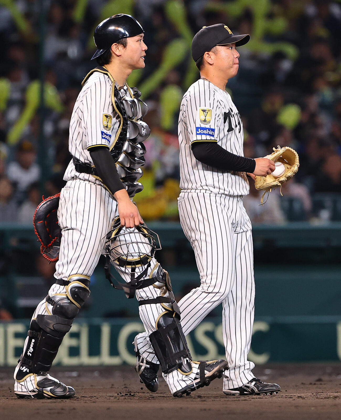 阪神対DeNA 7回表DeNA1死一、二塁、村上頌樹（右）と伏見寅威は話しながらマウンドへ向かう（撮影・上田博志）