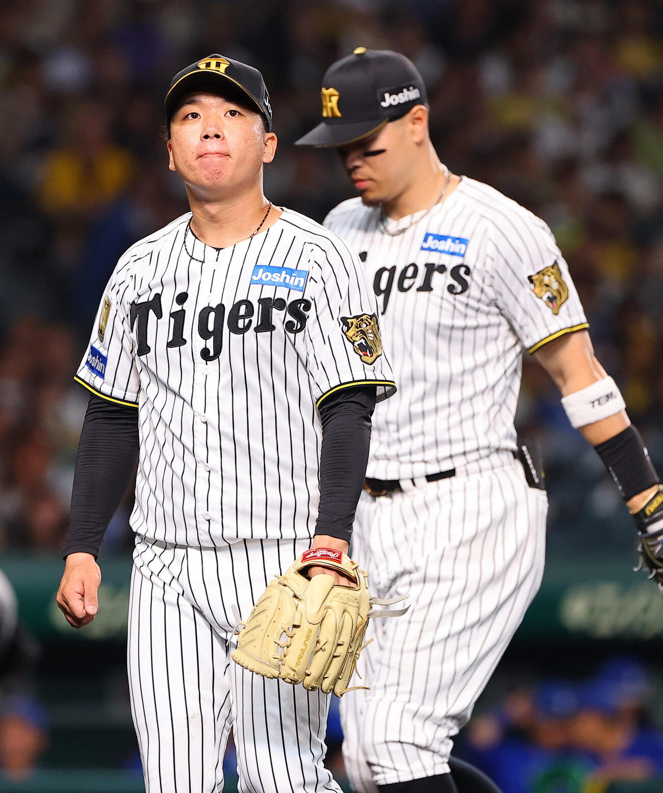 阪神対DeNA 4回、DeNAに先制点を許した村上頌樹（左）はベンチに引き揚げる（撮影・上田博志）