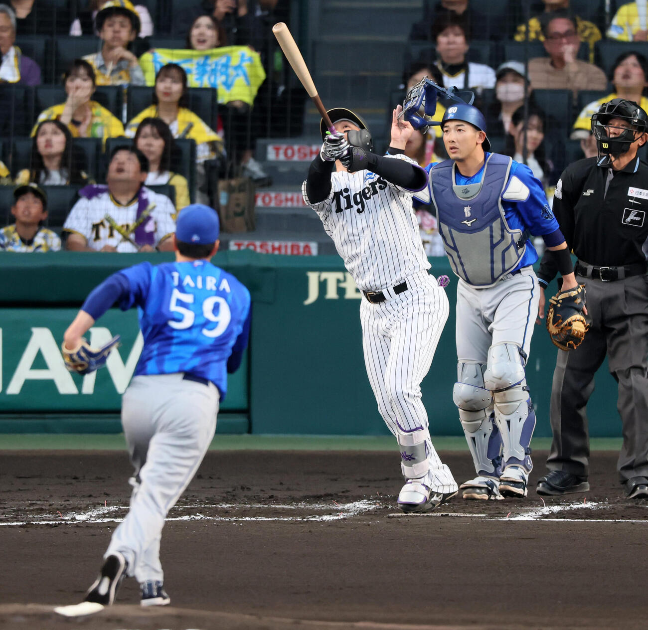 阪神対DeNA 1回裏阪神1死三塁、森下翔太は右飛を打ち上げる。投手平良拳太郎（撮影・加藤哉）