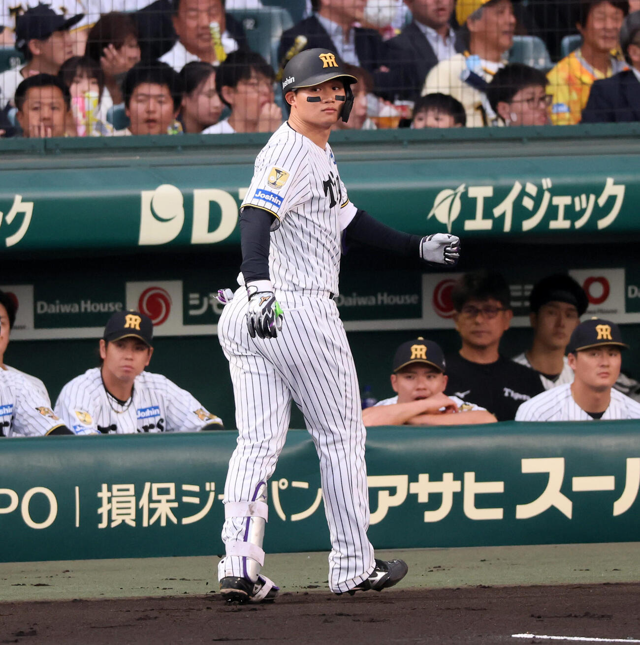 阪神対DeNA 1回裏阪神1死三塁、森下翔太は右飛を打ち上げる（撮影・加藤哉）