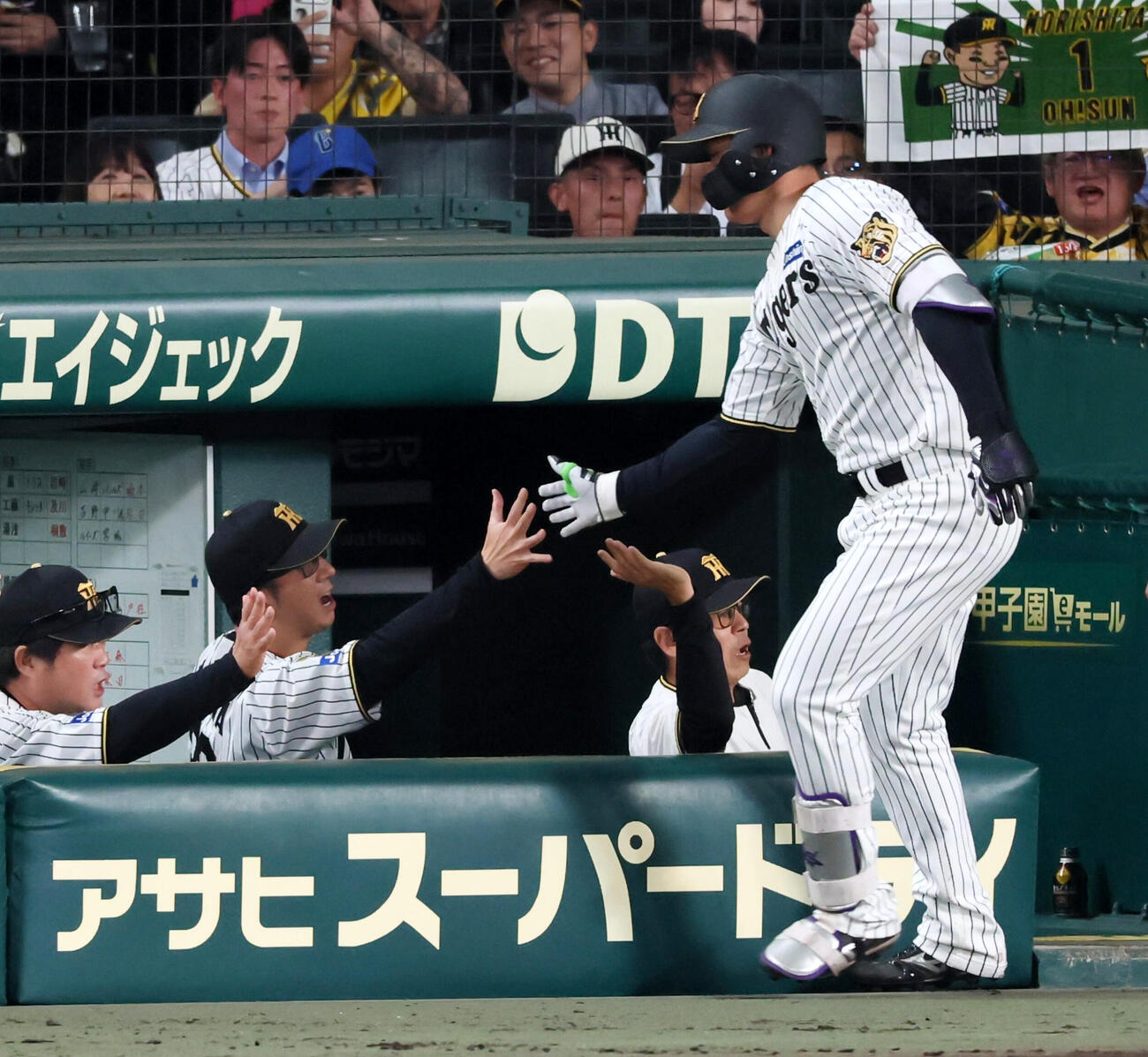 阪神対DeNA 6回裏阪神無死、藤川球児監督は左中間越えソロ本塁打を放った森下翔太とタッチする（撮影・加藤哉）