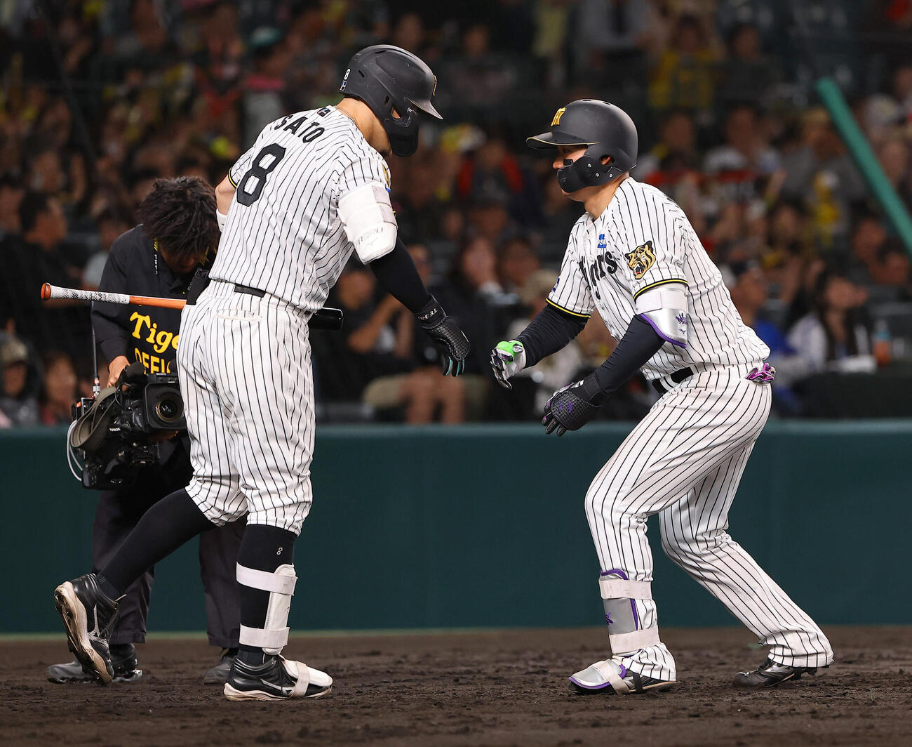 阪神対DeNA 6回裏阪神無死、ソロ本塁打を放った森下翔太（右）は佐藤輝明と喜び合う（撮影・上田博志）
