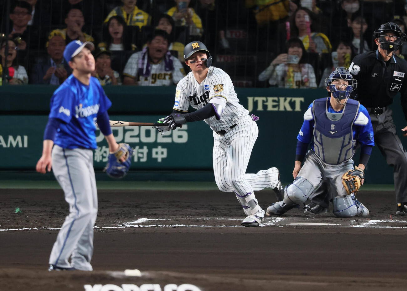 阪神対DeNA 6回裏阪神無死、森下翔太は左中間に本塁打を放つ。投手平良拳太郎（撮影・加藤哉）