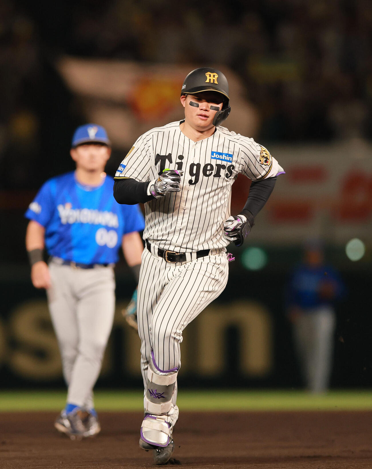 阪神対DeNA 6回裏阪神無死、森下翔太はソロ本塁打を放ちダイヤモンドを1周する（撮影・上山淳一）