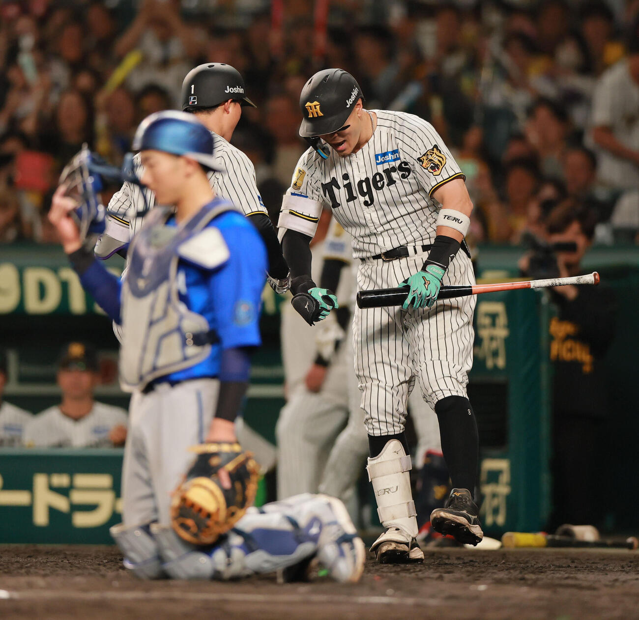 阪神対DeNA 6回裏阪神無死、森下翔太（左）はソロ本塁打を放ち、次打者佐藤輝明とポーズを決める（撮影・上山淳一）