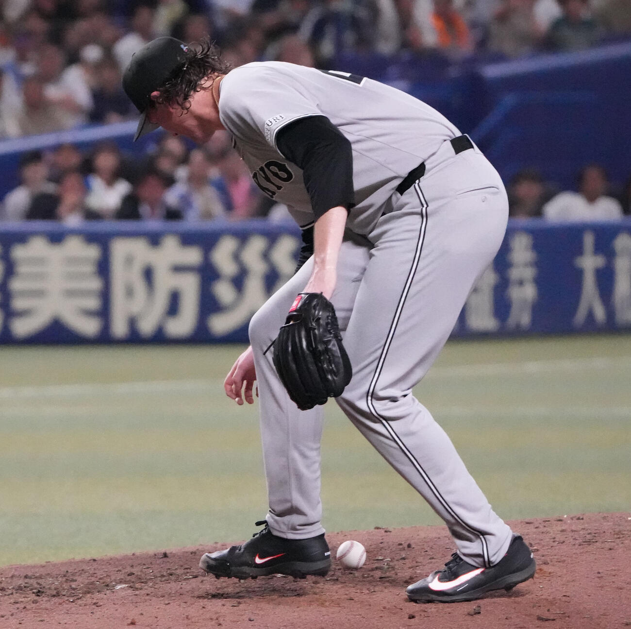 中日対巨人　5回裏中日1死一、三塁、オルランド・カリステの打球を体に当てるフォレスト・ウィットリー（撮影・森本幸一）