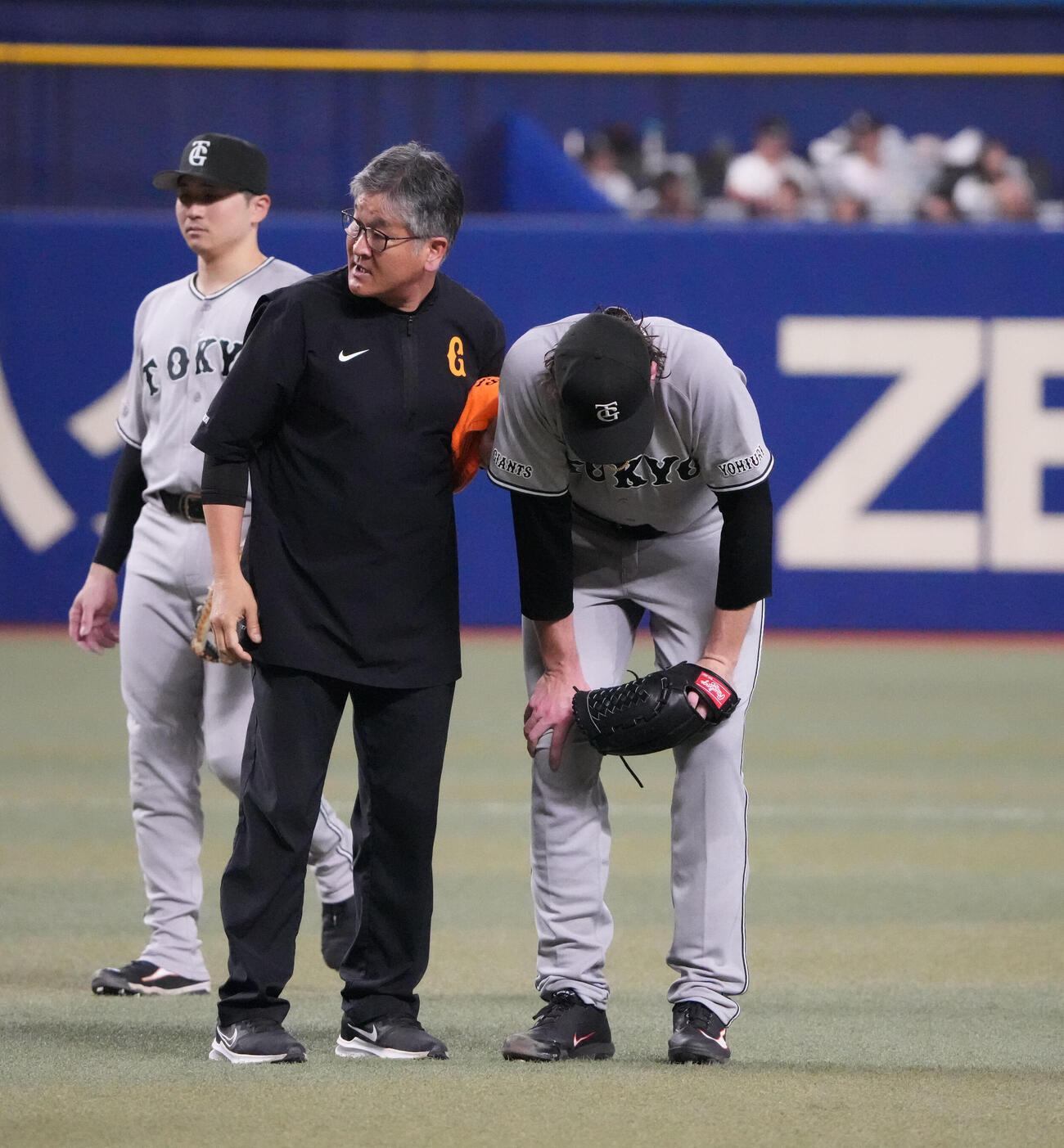 中日対巨人　5回裏中日1死一、三塁、フォレスト・ウィットリー（右）はオルランド・カリステの打球を体に当てうずくまる（撮影・森本幸一）