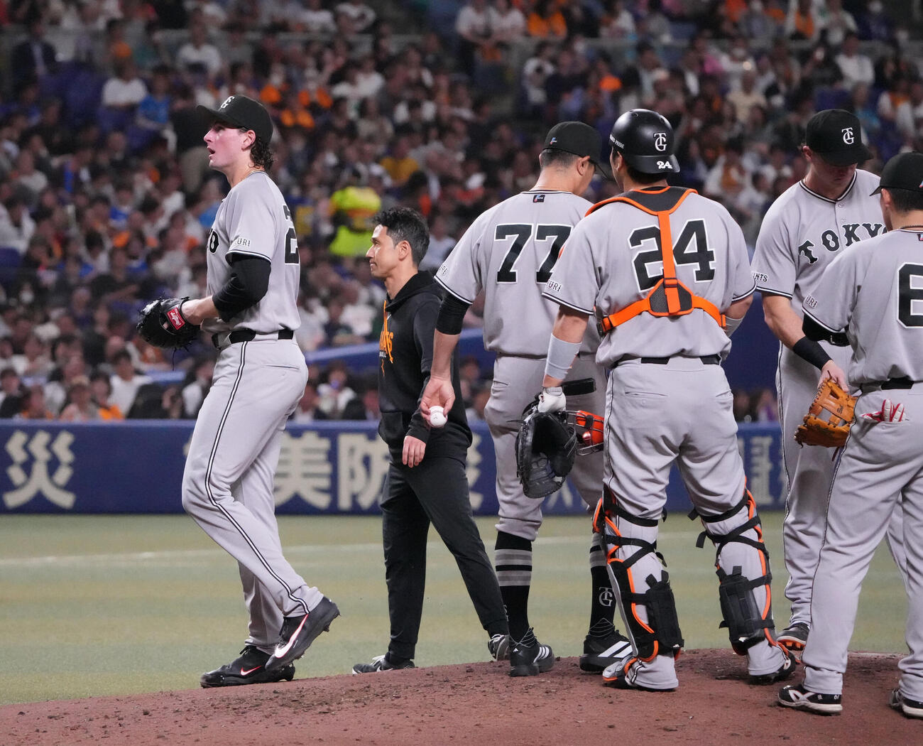 中日対巨人　5回裏中日1死満塁、フォレスト・ウィットリー（左）はマウンドを降りる（撮影・森本幸一）