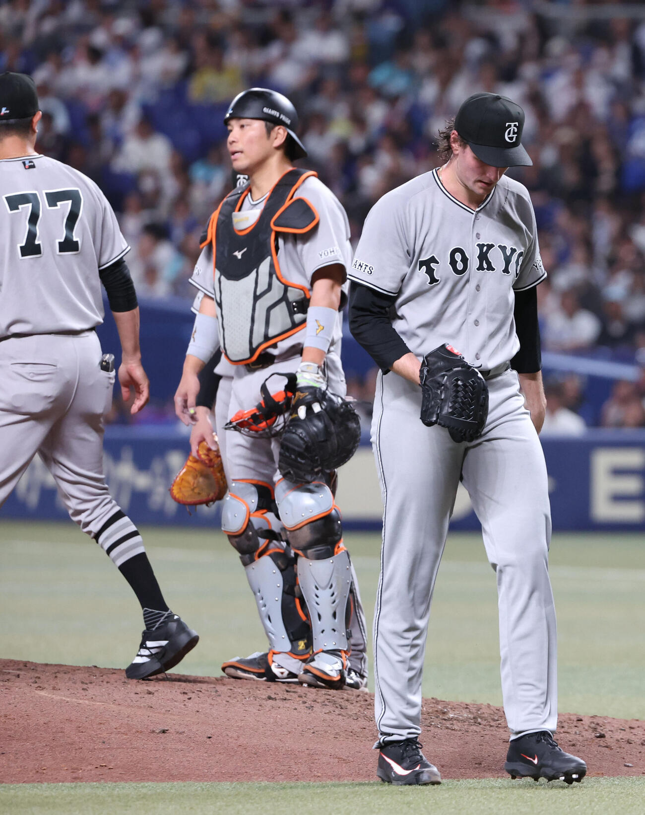中日対巨人　5回途中で交代を告げられ、フォレスト・ウィットリーはベンチに戻る（撮影・西尾就之）