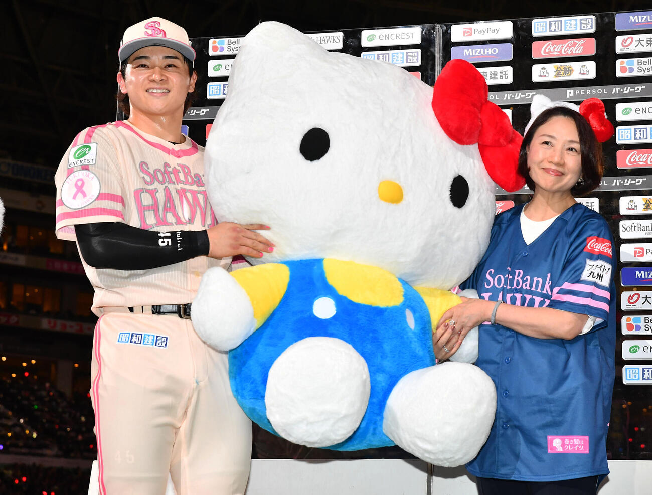 ソフトバンク対ロッテ　ロッテにサヨナラ勝利し、ヒーロー賞として巨大なハローキティのぬいぐるみを贈られた谷川原健太（撮影・岩下翔太）