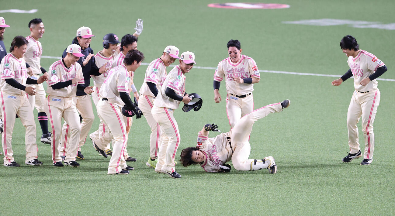 ソフトバンク対ロッテ　9回裏ソフトバンク2死二塁、谷川原健太は右越えサヨナラ適時二塁打を放ちナインに手荒い祝福を受ける（撮影・梅根麻紀）＝2026年5月8日