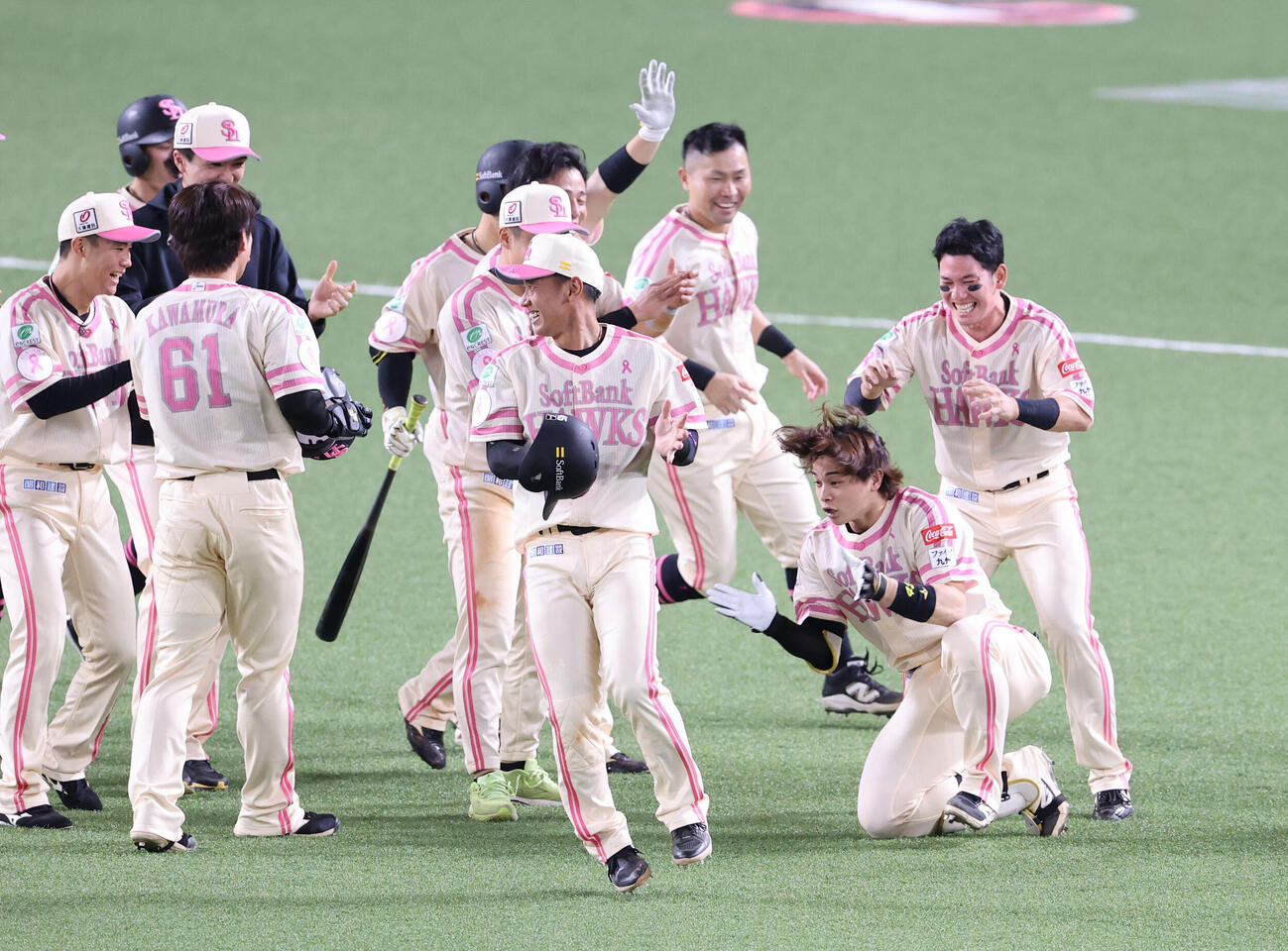 ソフトバンク対ロッテ　9回裏ソフトバンク2死二塁、谷川原健太は右越えサヨナラ適時二塁打を放ちナインに手荒い祝福を受ける（撮影・梅根麻紀）＝2026年5月8日