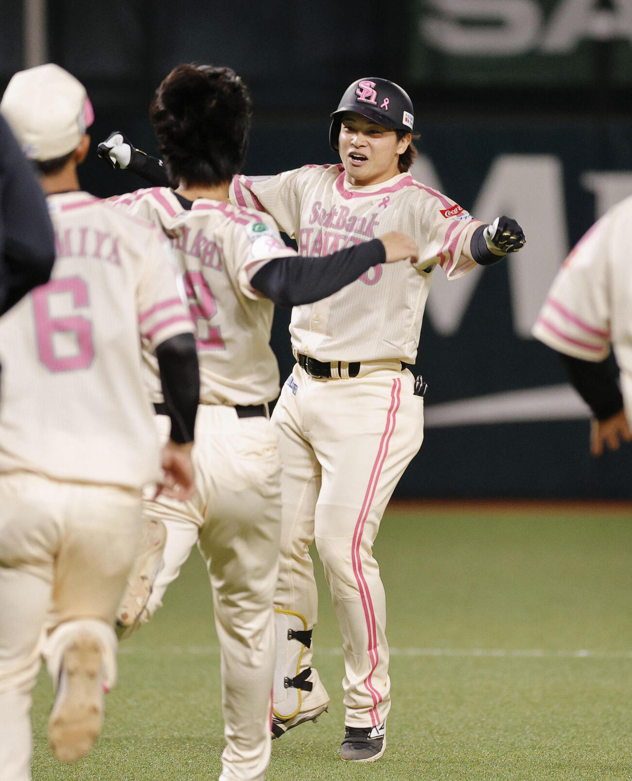 9回、サヨナラ二塁打を放ち、喜ぶソフトバンク・谷川原（右）＝みずほペイペイドーム